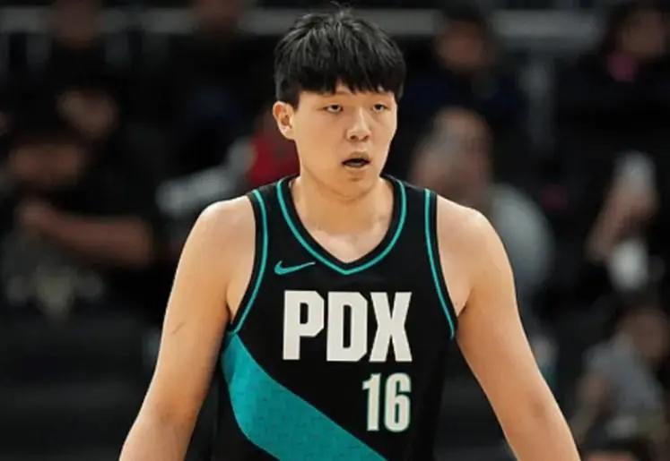 世界杯官方客户端入口-杨瀚森刚猛一节又垮!首节完美辅助,次节1分钟被轰8-0,太被动了