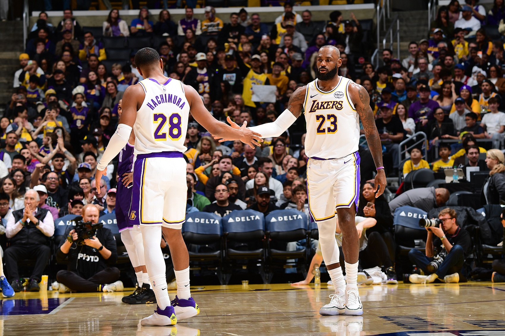 世界杯手机观看-八村塁：教练组专门找东詹沟通多传球 他们听进去了 篮球就该这样